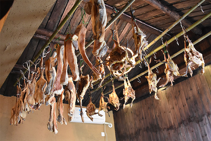 腌腊工坊 | 运用汤山本地特有、鸡、鸭、猪肉进行腌腊，味道美味地道。