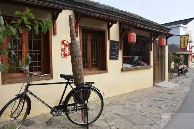 烧饼坊 | 烧饼坊烧饼有咸、甜两味，甜的香甜可口，久食不厌；咸的开人食欲，令人不忍释手。