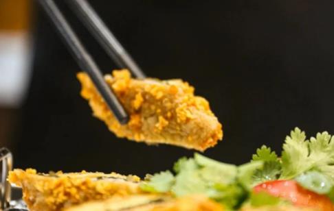 探索新滋味：香酥蛋肉卷，咸鲜酥脆的美味佳肴