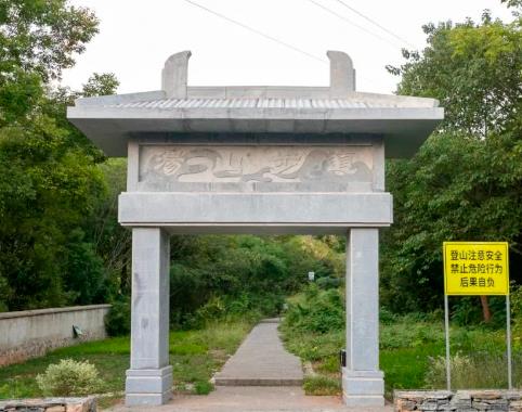半汤温泉养生度假区：山间步道，绿意环抱