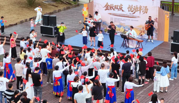 国庆首日，所见之处皆是幸福！半汤泉栖谷唱响《我和我的祖国》